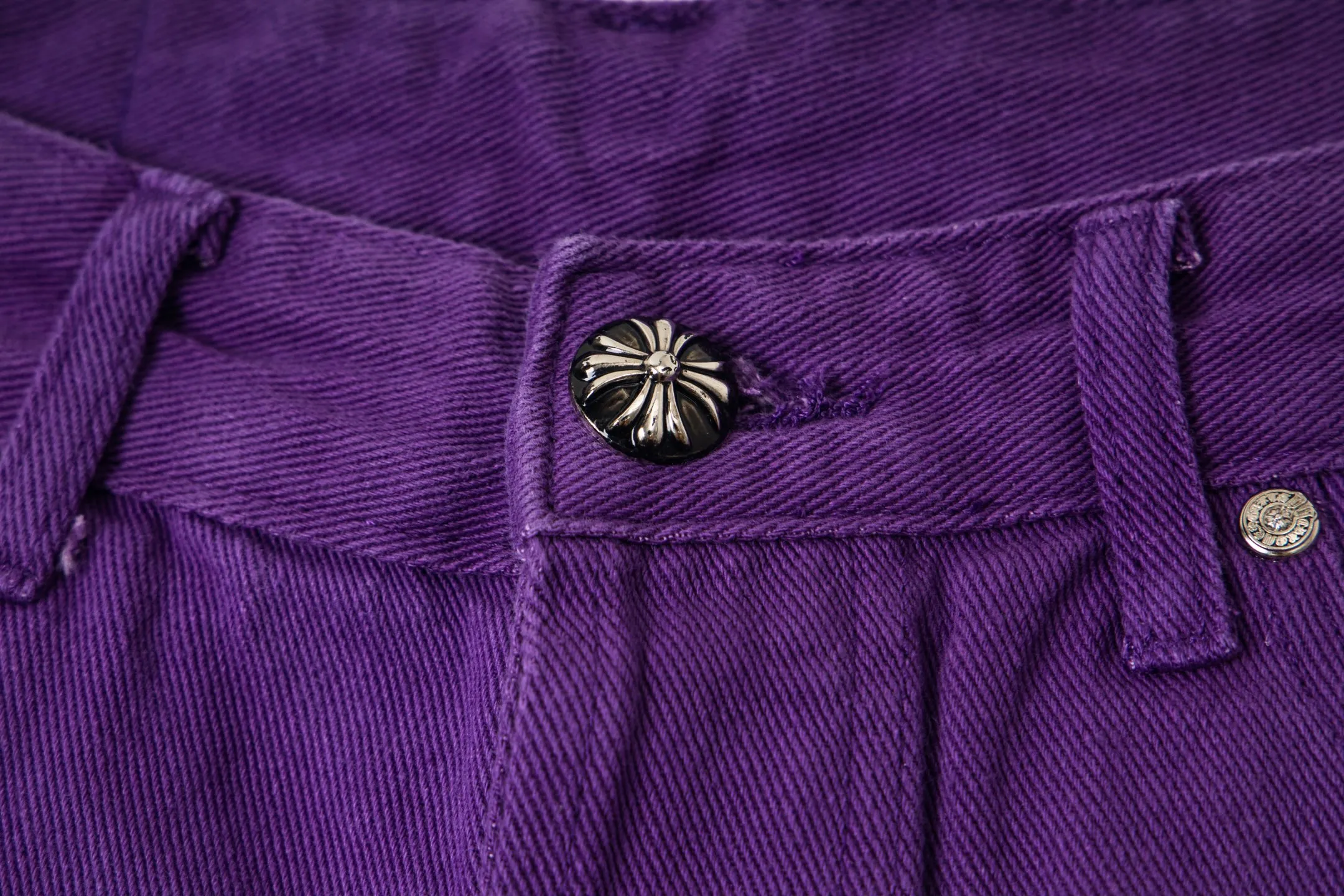 P240 Chrome Hearts Overseas limited edition violet patchwork leather cross hot girl couple jeans are a hot item this season and are sought after by countless celebrities and fashionistas. The neat details of the cutting process add color to the playful fashion! The neat and meticulous design, and the well-fitting structure is unique. The upper body not only has outstanding recognition, but also looks younger and younger. A style with the ultimate wearing meaning and performance, gorgeous color matching, and the craftsmanship of this style is also extremely extraordinary. After the finished product is washed, it is disassembled and hand-made with sheepskin cross leather and then spliced ​​together to complete. The whole piece has too many craftsmanship to describe. It is decorated with patchwork cross flowers and high-waisted washed jeans! ! Absolutely high-end luxury product, a god-level single product, a super popular product, made by top heavy industry, a magic weapon that cannot be missed to hit the streets. Style number: 1837 Size: 28 30 32 34 Color: purple